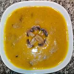 Foto di Vellutata light ☁di zucca🎃 e fagiolini 🌱con funghi🍄