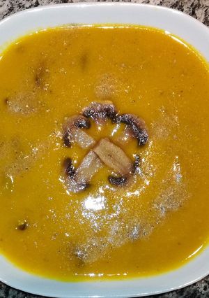 Foto di Vellutata light ☁di zucca🎃 e fagiolini 🌱con funghi🍄