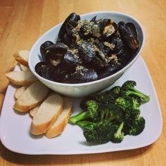 A picture of Zesty Steamed Mussels.