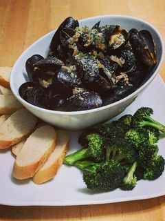 A picture of Zesty Steamed Mussels.