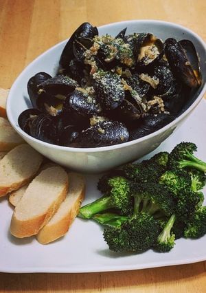 A picture of Zesty Steamed Mussels.