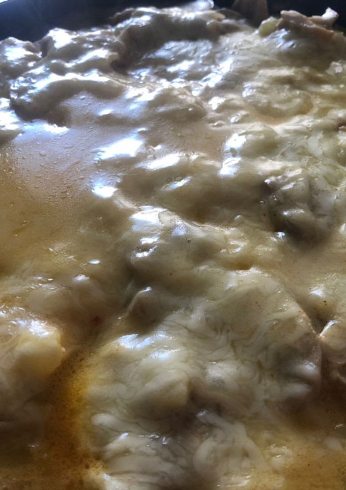 Una foto de Pollo con salsa de curry, mozzarella y champiñones!