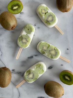 Una foto de Paletas de helado de tres leches