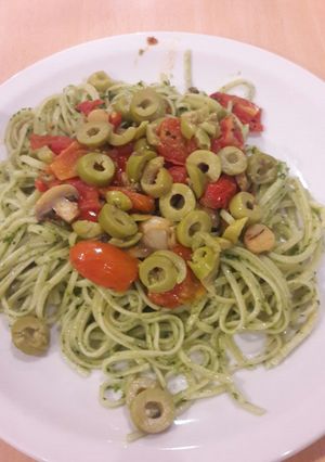 Una foto de Pastas al pesto recargado
