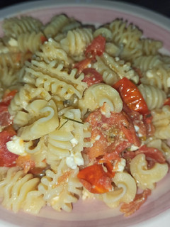 Una foto de Macarrones con queso feta y tomate cherry
