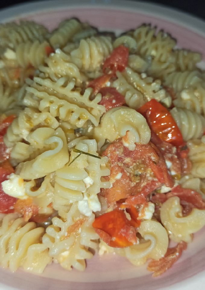 Una foto de Macarrones con queso feta y tomate cherry