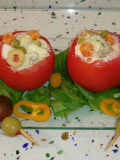 Una foto de Tomates rellenos de ensaladilla rusa