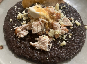 Una foto de Frijoles negros refritos con manteca de cerdo 🐽