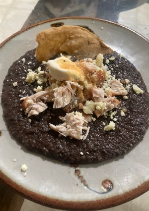 Una foto de Frijoles negros refritos con manteca de cerdo 🐽