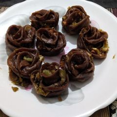 A picture of Rose-shaped beetroot momos.