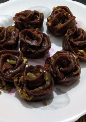 A picture of Rose-shaped beetroot momos.