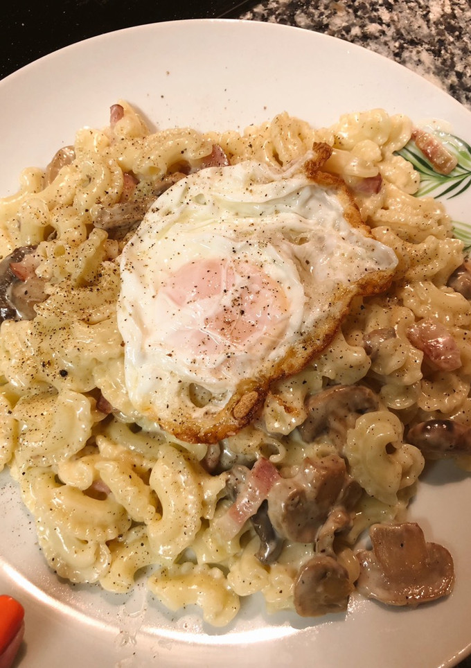 Una foto de Pasta con crema de trufa 🖤