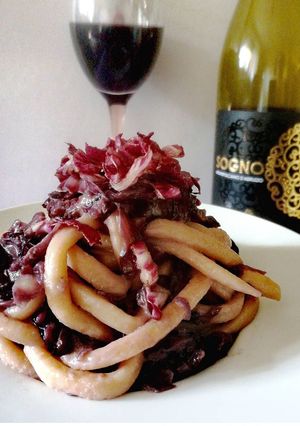Foto di Troccoli radicchio e gorgonzola con riduzione al vino rosso