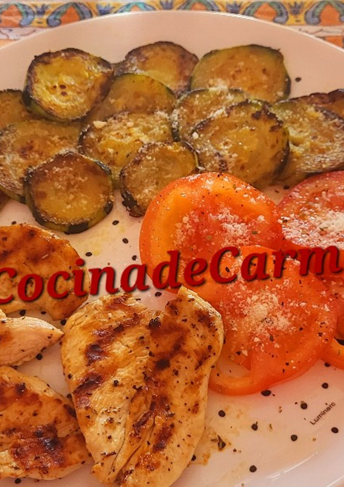 Una foto de Calabacín y pollo a la plancha