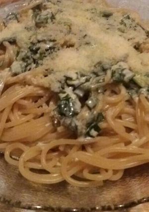 Una foto de Fideos con salsa de queso y verdeo