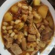 Guiso de cerdo, porotos, garbanzo, chorizo colorado y panceta