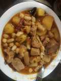 Guiso de cerdo, porotos, garbanzo, chorizo colorado y panceta