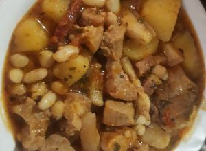 Una foto de Guiso de cerdo, porotos, garbanzo, chorizo colorado y panceta