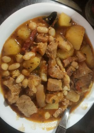 Una foto de Guiso de cerdo, porotos, garbanzo, chorizo colorado y panceta