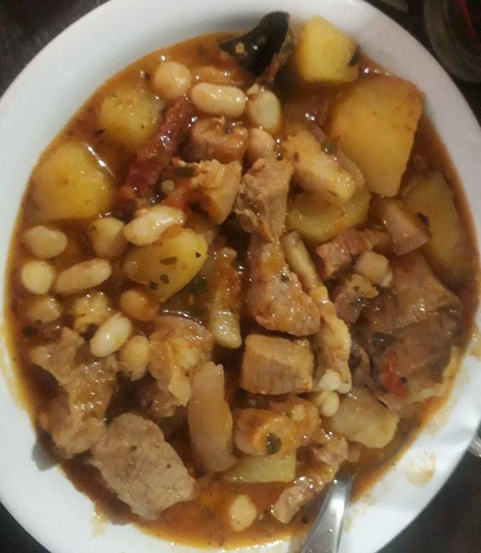 Una foto de Guiso de cerdo, porotos, garbanzo, chorizo colorado y panceta