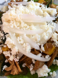 Una foto de Tostadas de pollo, rajas, elote y mole