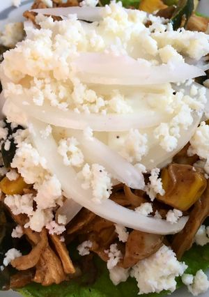 Una foto de Tostadas de pollo, rajas, elote y mole