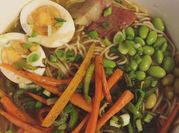 Una foto de fideos ramen