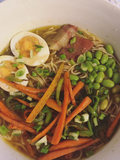 Una foto de Ramen de verduras y un punto de cerdito