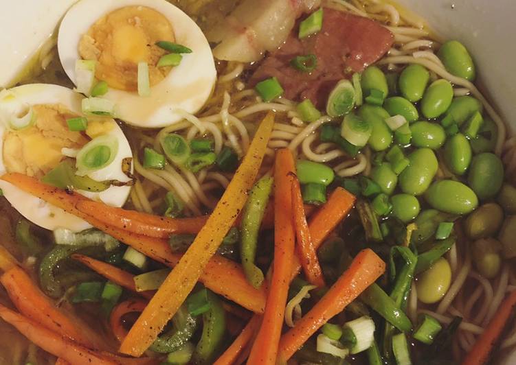 Ramen de verduras y un punto de cerdito
