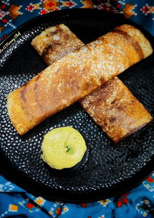A picture of Quinoa dosa with chana dal coriander chutney.