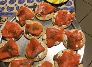 Une photo de Canapés nordiques au saumon tzatziki et aneth