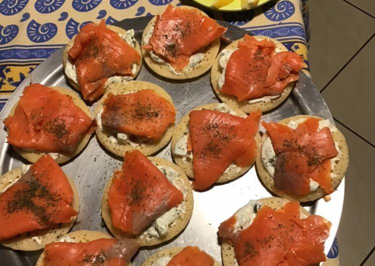 A révélé le secret de la recette Canapés nordiques au saumon tzatziki et aneth spécial