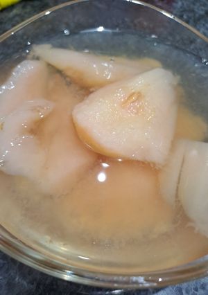 Una foto de Postre fácil, peras en almíbar