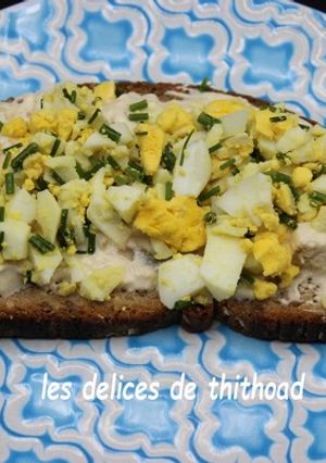 Une photo de Tartine œuf mimosa, thon et fromage frais