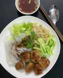 Bánh cuốn thịt viên rán = chảo