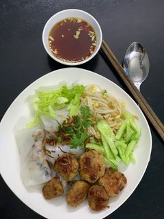 Hình của món Bánh cuốn thịt viên rán = chảo.