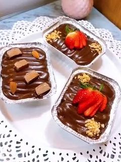صورة لوصفة قوالب كيك شوكولاته باحلى صوص شوكولاته رهيب