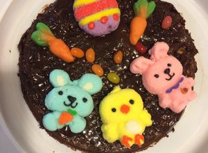 Una foto de Pastel de chocolate con decoración de pascua