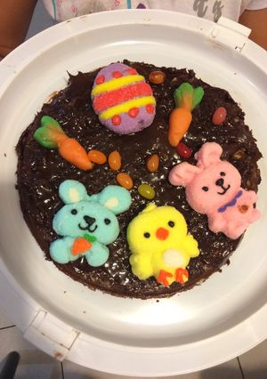 Una foto de Pastel de chocolate con decoración de pascua
