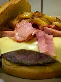 Una foto de Hamburguesa de angus, lacón y manzana al Oporto