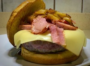 Una foto de Hamburguesa de angus, lacón y manzana al Oporto