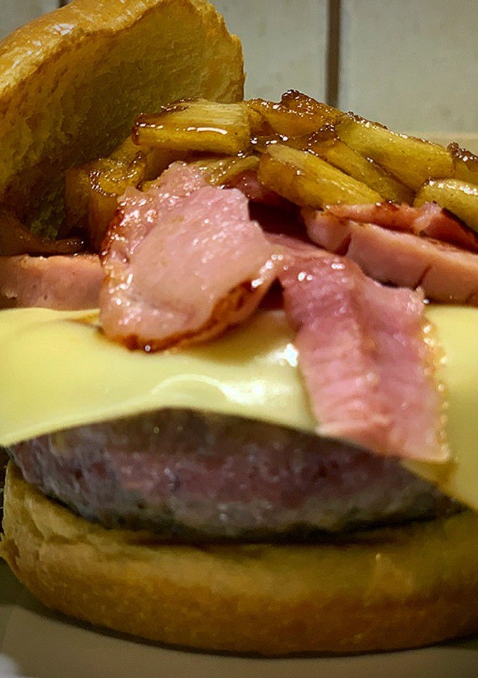 Una foto de Hamburguesa de angus, lacón y manzana al Oporto