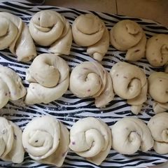 A picture of Chapatis with onions.