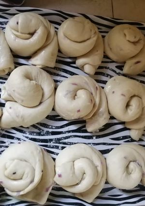 A picture of Chapatis with onions.