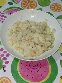 Una foto de Coliflor aromatizada con ajo y perejil