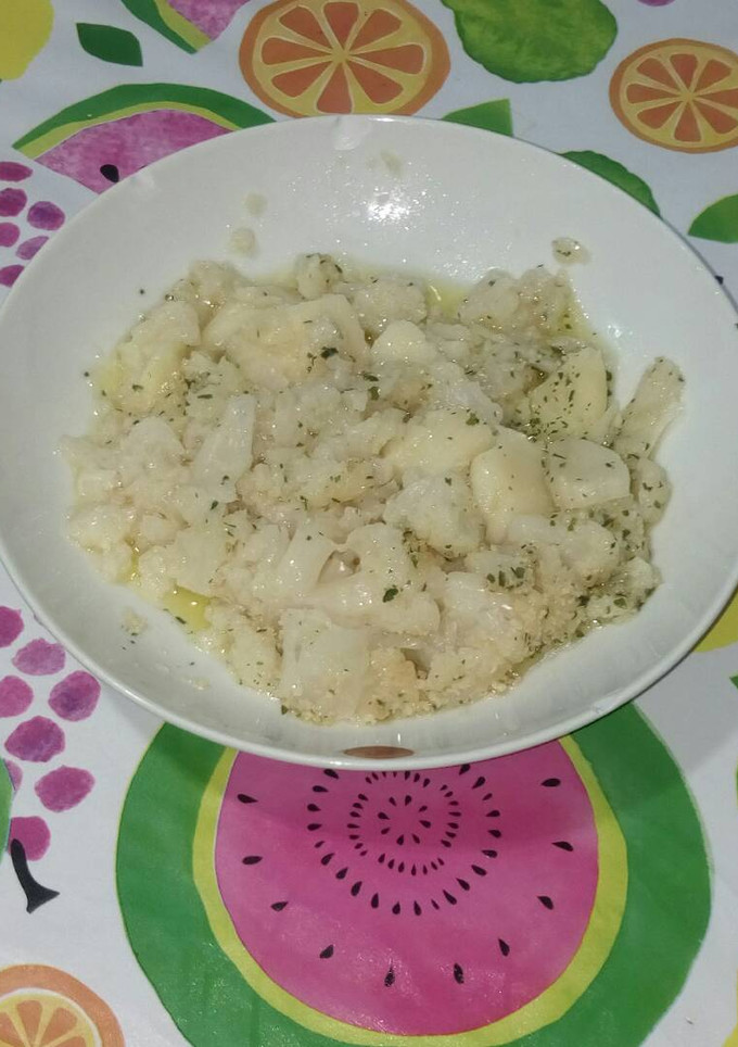Una foto de Coliflor aromatizada con ajo y perejil