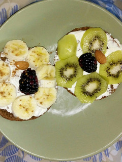 Una foto de Tostadas de centeno+fruta