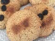 Una foto de galletas de avena y granola