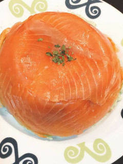 Una foto de Bomba de salmón, huevo y aguacate