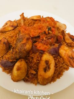 Smoky Jollof Rice and peppered chicken with plantain ainihin hoton girkin